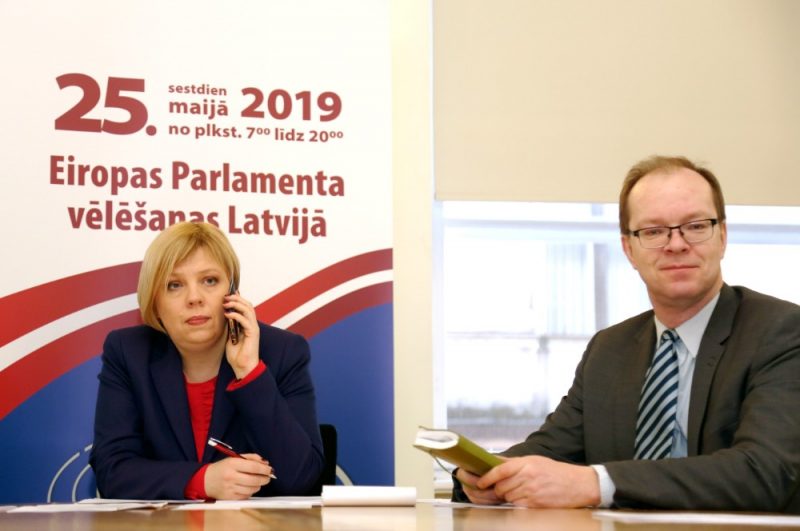 Centrālās vēlēšanu komisijas (CVK) priekšsēdētāja Kristīne Bērziņa un CVK sekretārs Ritvars Eglājs piedalās CVK sēdē, kurā lemj par iesniegto Eiropas Parlamenta deputātu kandidātu sarakstu reģistrēšanu un ievēlēt komisijas priekšsēdētāja vietnieku un sekretāru.