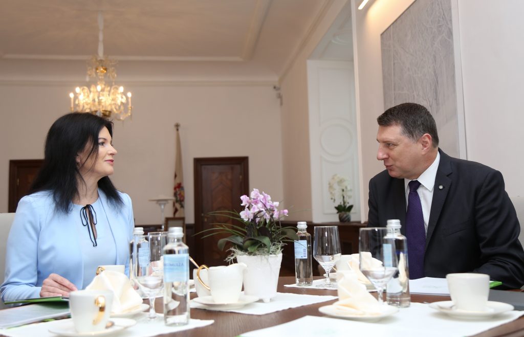 Valsts prezidents Raimonds Vējonis un labklājības ministre Ramona Petraviča tikšanās laikā Rīgas pilī.