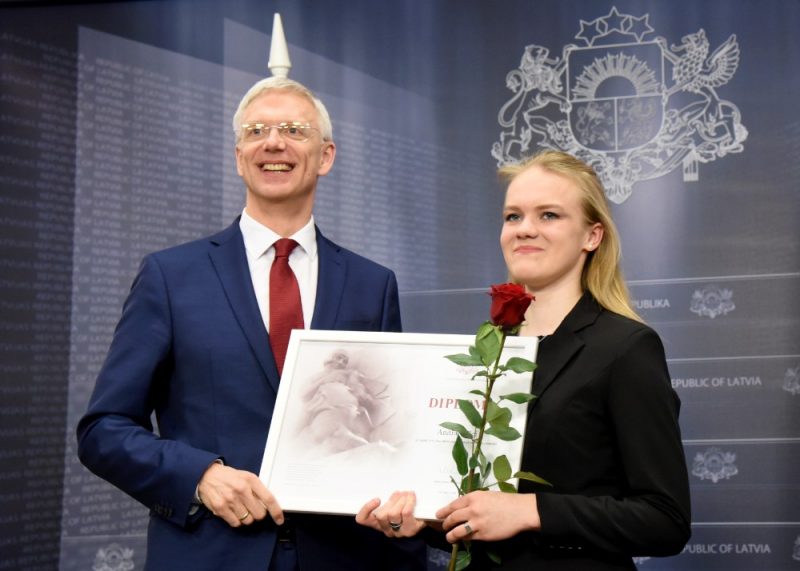 Ministru prezidents Krišjānis Kariņš un Rīgas Valsts 1.ģimnāzijas skolniece Anitra Zīle ar saņemto diplomu par dalību starptautiskajā bioloģijas olimpiādē svinīgajā ceremonijā Ministru kabinetā, 27.03.2019.