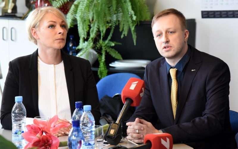 Eva Juhņēviča un Einārs Giels.