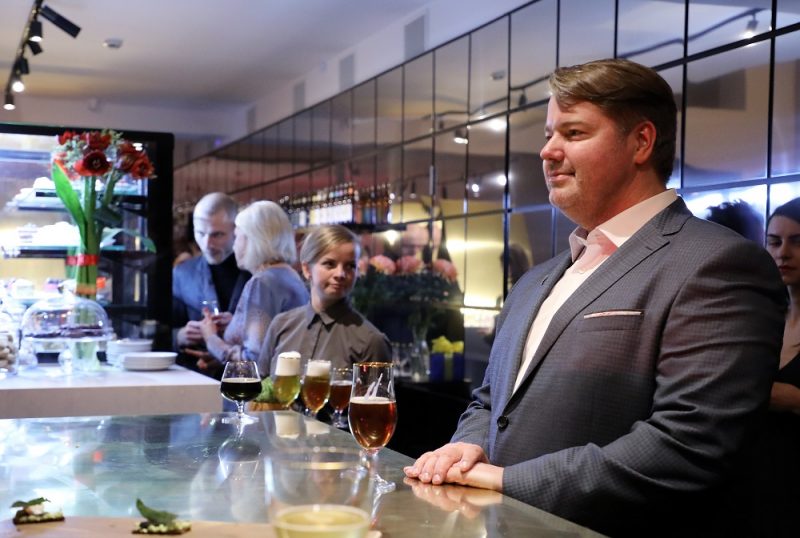 “Valmiermuižas” alus darītavas saimnieks Aigars Ruņģis “Valmiermuižas alus” kafejnīcas atklāšanā Valmieras drāmas teātrī pērn martā