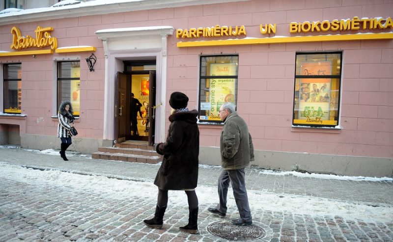 Parfimērijas un biokosmētikas veikals “Dzintars” Vaļņu ielā.