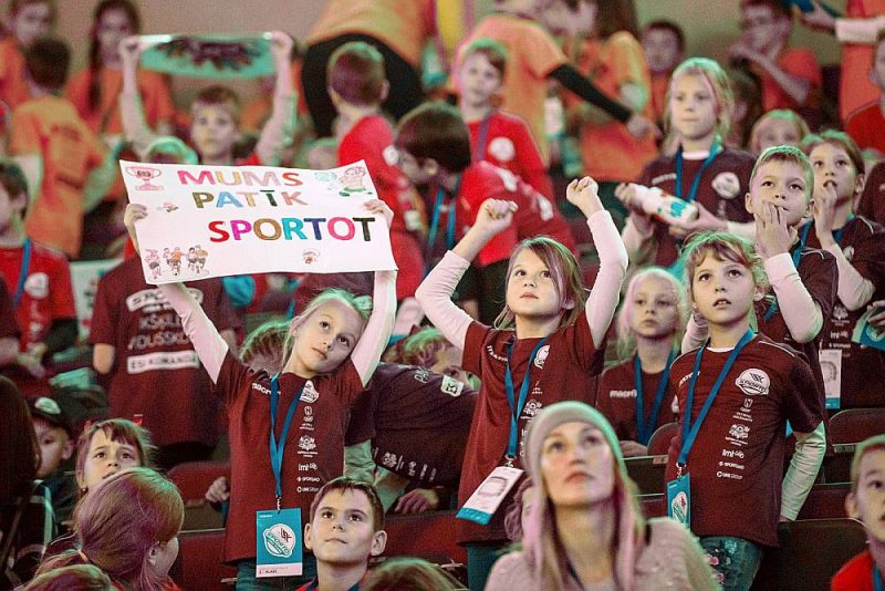 Darot labus darbus, skolēni īpašu uzmanību pievērš veselības tēmai, labdarībai, sportam un vides sakārtošanai.