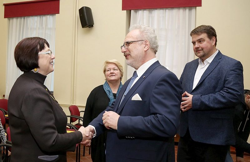 Apvienības “Attīstībai/Par” Eiropas Parlamenta vēlēšanu saraksta līdere Baiba Rubesa (no kreisās), Saeimas deputāte Vita Anda Tērauda, iespējamais Valsts prezidenta amata kandidāts, Eiropas Savienības Tiesas tiesnesis Egils Levits un “Attīstībai/Par” Eiropas Parlamenta vēlēšanu saraksta līderis, politologs Ivars Ījabs tikšanās laikā Latvijas Kara muzejā.