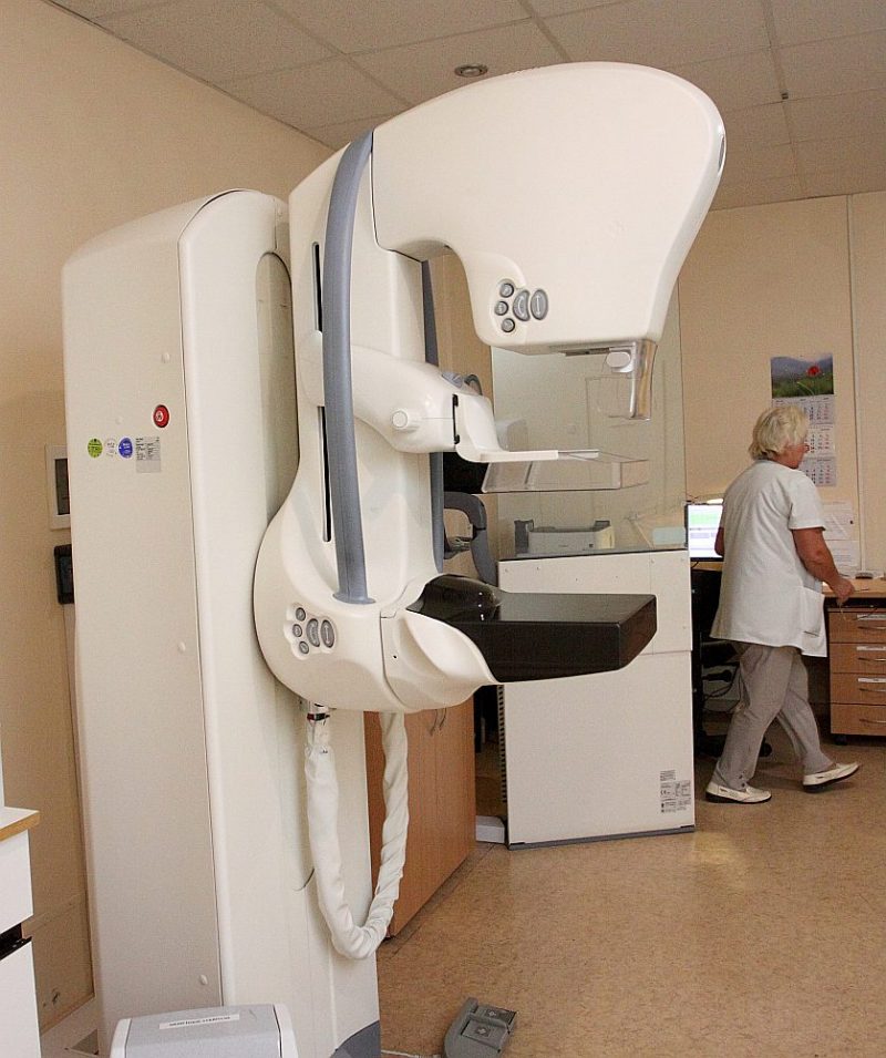 Latvijas Onkoloģijas centrā ir vairāk nekā desmit gadus vecs mamogrāfs, ar kuru gadā 8000 sieviešu veic gan skrīninga, gan diagnostiskos izmeklējumus. Iekārta nedarbojas jau vairāk nekā mēnesi – kopš 12. februāra. Iecerēts, ka tā atkal sāks funkcionēt no ceturtdienas. Valsts iepirkumā slimnīca bija plānojusi iegādāties jaunu mamogrāfu ar papildu iespējām par 350 tūkstošiem eiro par saviem līdzekļiem. Taču slimnīcas finansiālā situācija neļaujot šo nodomu īstenot.