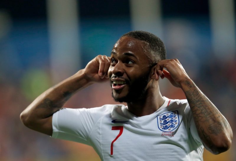 Anglijas futbola izlases spēlētājs Rahīms Stŗlings reaģē uz rasistiem no Melnkalnes.