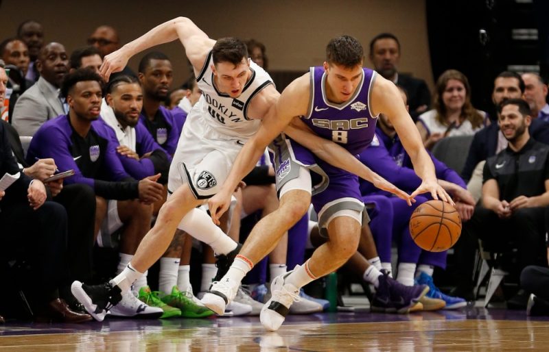 Rodions Kurucs cīnās par bumbu ar “Kings” spēlētāju Bogdanu Bogdanoviču.