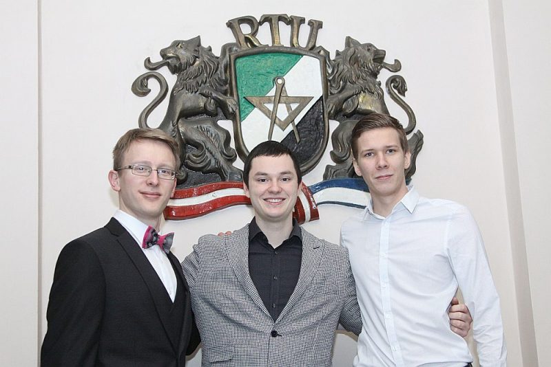 Grigorijs Skuļteckis (no kreisās), Valters Vesipals un Ernests Stūriška kopā ar vēl deviņiem kursabiedriem ir pirmie medicīnas inženieri Latvijā, kas pabeiguši studiju programmu, ko kopīgi īsteno Rīgas Tehniskā universitāte un Rīgas Stradiņa universitāte.