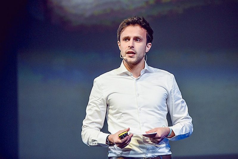 Aprites ekonomikas konsultants Džeimijs Nidžnens: “Aprites ekonomikas stratēģijas izvēle var uz pusi samazināt to emisiju skaitu, kas nepieciešams, lai nobremzētu gaisa temperatūras pieaugumu.”