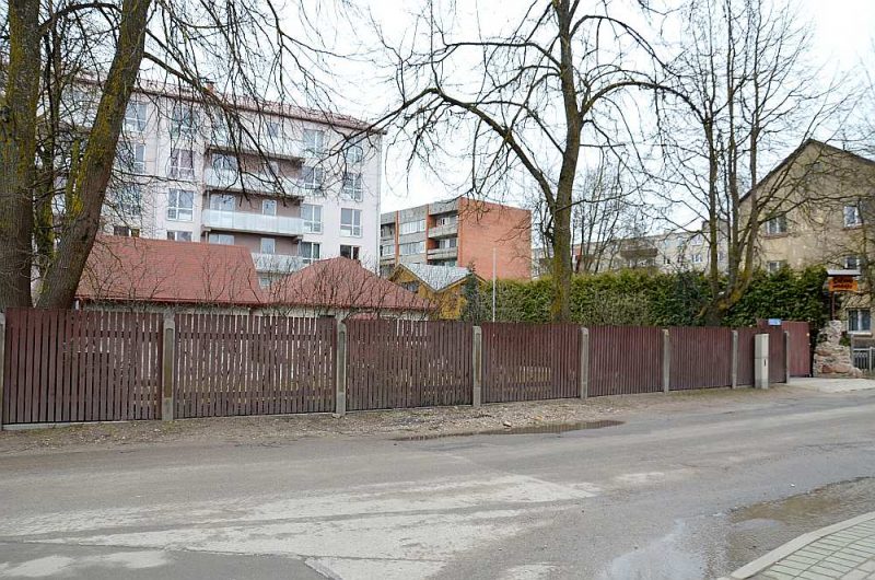 Daudzstāvu namu ielenkumā no ielas tik tikko var pamanīt Salmu muzeja sarkanos jumtiņus.