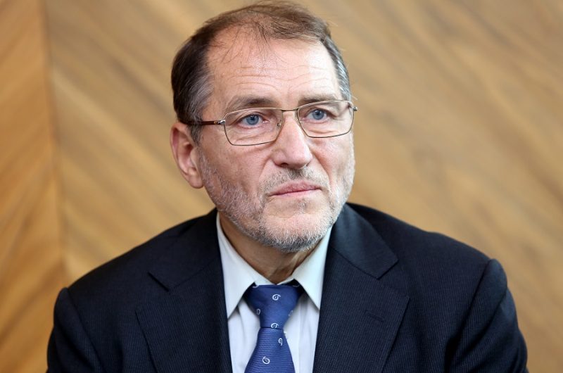 “O fonds” padomes loceklis, onkologs ķīmijterapeits, Rīgas Austrumu klīniskās universitātes slimnīcas Onkoloģijas centra Paliatīvās aprūpes nodaļas vadītājs Vilnis Sosārs piedalās holdinga “Repharm” limfomas pacientu atbalsta programmas “Dzīvo tālāk!” prezentācijā un vērienīga ziedojuma pasniegšanā limfomas pacientu diagnostikai.