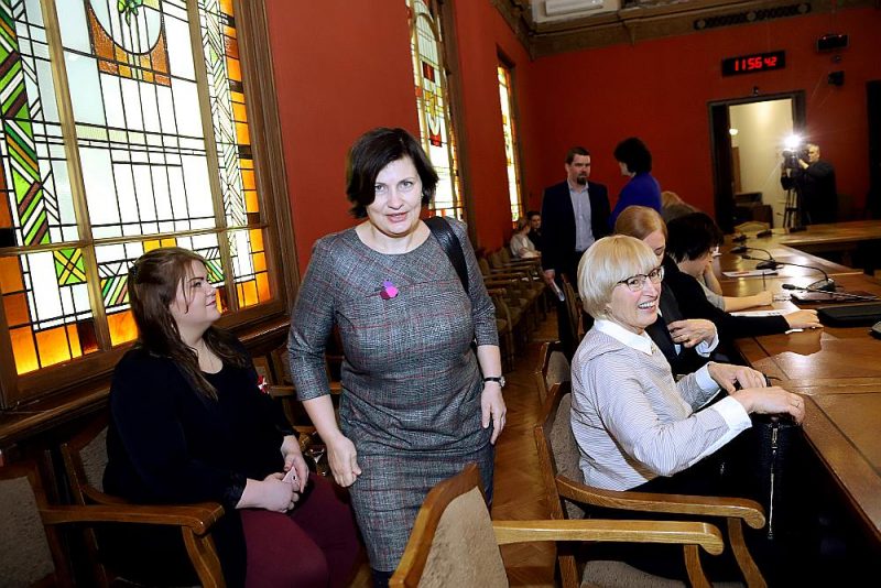 “Esmu savā veidā ķīlniece iepriekšējiem neveiklajiem politiskajiem lēmumiem. Tie jāizlabo ar iespējami mazāku kaitējumu un satricinājumiem,” saka veselības ministre Ilze Viņķele (centrā).
