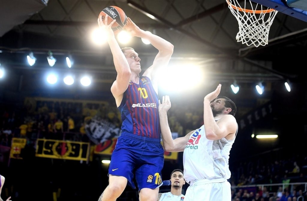 Rolands Šmits (ar bumbu) jau savā pirmajā sezonā slavenajā “Barcelona” komandā cīnīsies par Spānijas čempiona titulu.