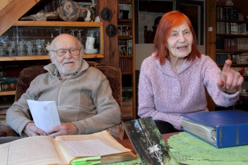 Vēl pērnajā aprīlī, kad apritēja 30 gadi kopš Gunāra Astras nāves, “Latvijas Avīze” viesojās Iģenē pie Harija Astras un viņa dzīvesbiedres Martas Niedras. Viņi abi līdz pēdējai dienai bija uzticīgi “Latvijas Avīzes” lasītāji un līdzveidotāji. Vēl aizvadītajā nedēļā publicējām Harija Astras pārdomas par Uzvaras pieminekļa nojaukšanu (“Mēs nekarojam pret pieminekļiem”, 2019.15.03.).