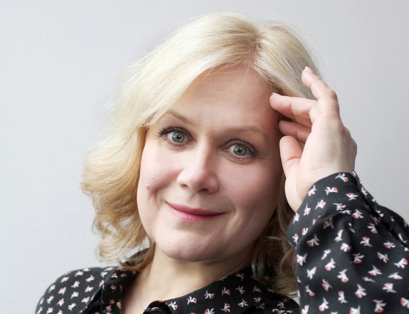 Kristīne Zadovska: “Neeju uz jogu un meditācijām, bet ļoti ticu tam, ka domai un vārdam ir liels spēks. Īpaši pēc dvīņu piedzimšanas man bieži gadījies – neesmu redzējusi kādu cilvēku desmit gadus, bet, tikko par viņu iedomāšos, viņš nāks pāri ielai. Tādēļ – jā, ar domām jāuzmanās.”