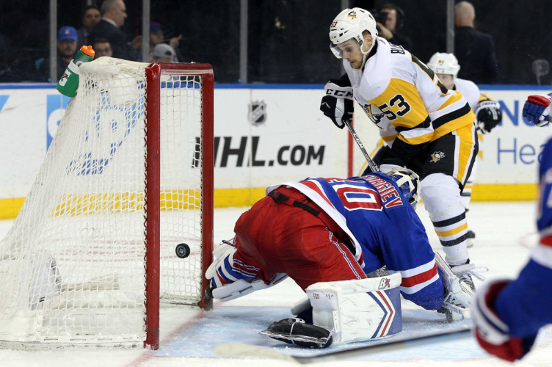 Teodors Bļugers gūst savus otros vārtus slavenajā “Madison Square Garden” arēnā.