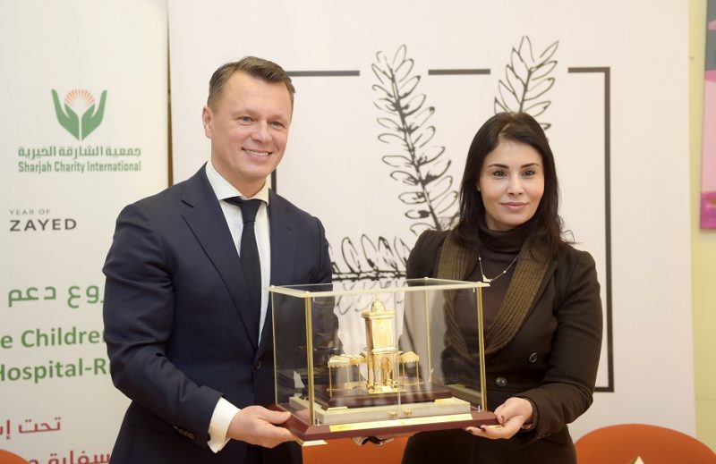Bērnu klīniskās universitātes slimnīcas valdes priekšsēdētājs Valts Ābols un Apvienoto Arābu Emirātu vēstniece Latvijā Hanana Halfana Obaida Ali Al Madhani piedalās jaunākās tehnoloģijas dziļu brūču ārstniecībai prezentācijas pasākumā Bērnu klīniskās universitātes slimnīcā.