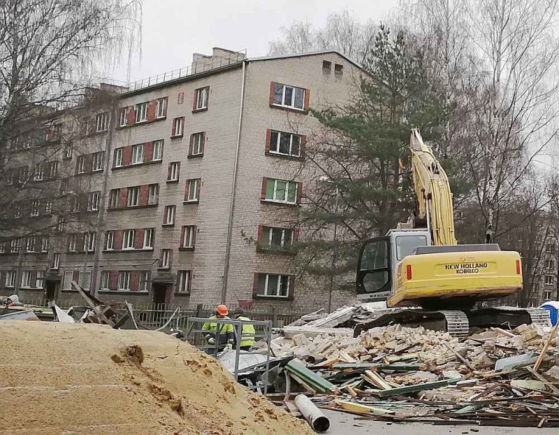 Pilsētās, kur zemei noteikta ļoti augsta kadastrālā vērtība, daudzviet piespiedu kārtā nomājamai platībai pieķerta klāt zeme, kuru konkrētā nama iedzīvotāji nemaz neizmanto un kura vēl vairāk sadārdzina nomas maksu.