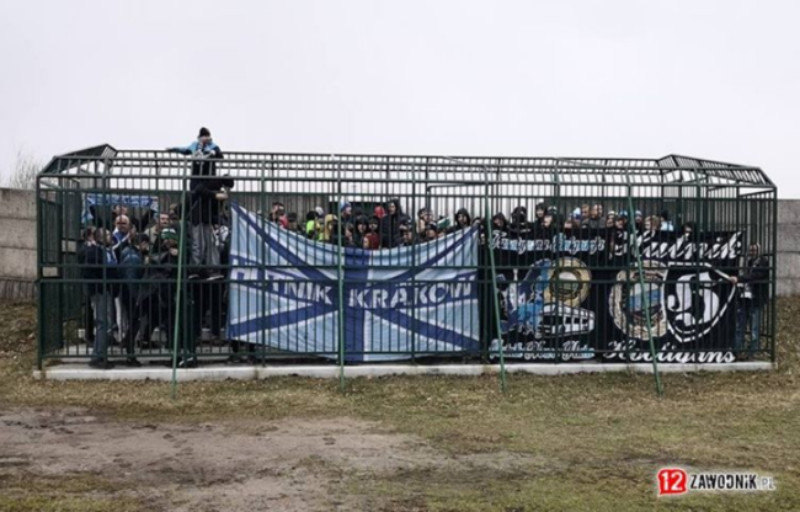 Krakovas “Hutnik” fani spēli vēro metāla būrī.