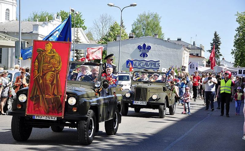 Pēc Daugavpils sabiedriskā aktīvista Andreja Faibuševiča domām, neesot nejaušība, ka šāda izstāde notiek Daugavpilī, kas kopā ar Rēzekni tiek uzskatīti par Latvijas ievainojamākajiem punktiem Krievijas hibrīdkara scenārijā. Par to liecina arī atklātas 9. maija svinības pilsētā, kas, Faibuševiča ieskatā, ir provokatīva pieeja.