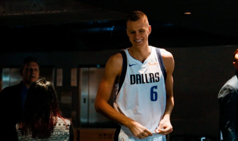 Kristaps Porziņģis pēc treniņa bija smaidīgs.