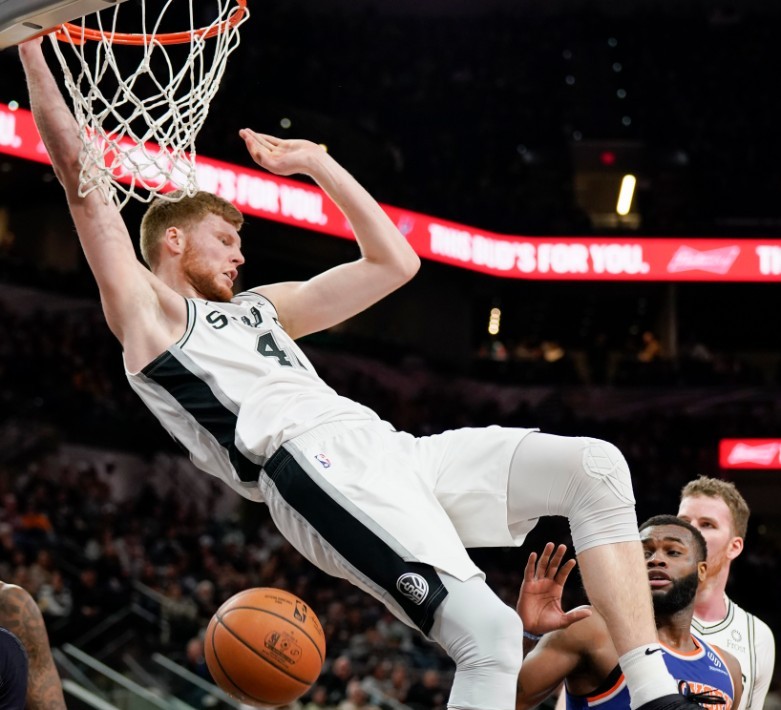 Dāvis Bertāns treic bumbu “Knicks” grozā.