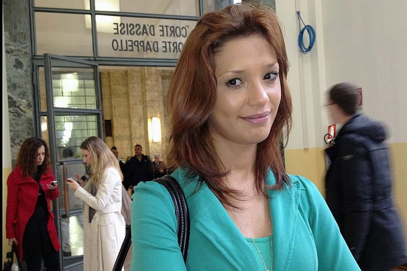 Imane Fadila ierodas Milānas tiesā liecības sniegšanai Silvio Berluskoni prāvā 2012. gada 16. aprīlī. Šā gada 1. martā viņa mira mīklainā nāvē Milānas slimnīcā.