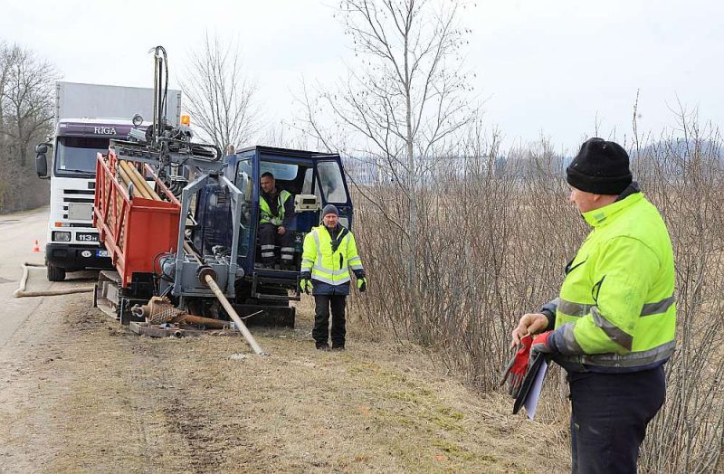 Piektdien SIA “Heders” darbinieki bija aizurbušies līdz Zebrenes robežai, lai zemē guldītu optisko kabeli. VAS “Latvijas Valsts radio un televīzijas centrs” platjoslas projekta “Elektroniskās sakaru infrastruktūras pieejamības uzlabošana lauku teritorijās” ietvaros no plānotajiem izbūvējamajiem 2000 km būvniecības darbi ir uzsākti 853 km dažādos posmos, no kuriem vairāk nekā pusē darbi jau pabeigti. Platjoslas interneta projekta 2. kārtas ietvaros paredzēts izbūvēt vismaz 220 piekļuves punktus “baltajās” teritorijās, taču 1. kārtas īstenošana nevieš pārliecību, ka ātrgaitas internets tiks ievilkts katrā mājā.