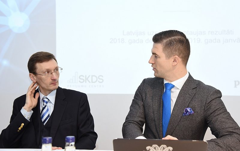 Latvijas uzņēmumiem lielākās grūtības sagādā nodrošināt datu regulas prasības klientu un sadarbības partneru datu apstrādē, secina Socioloģisko pētījumu centra SKSD direktors Arnis Kaktiņš (no kreisās) un SIA “Protectum” valdes priekšsēdētājs Zigmunds Vīķis.