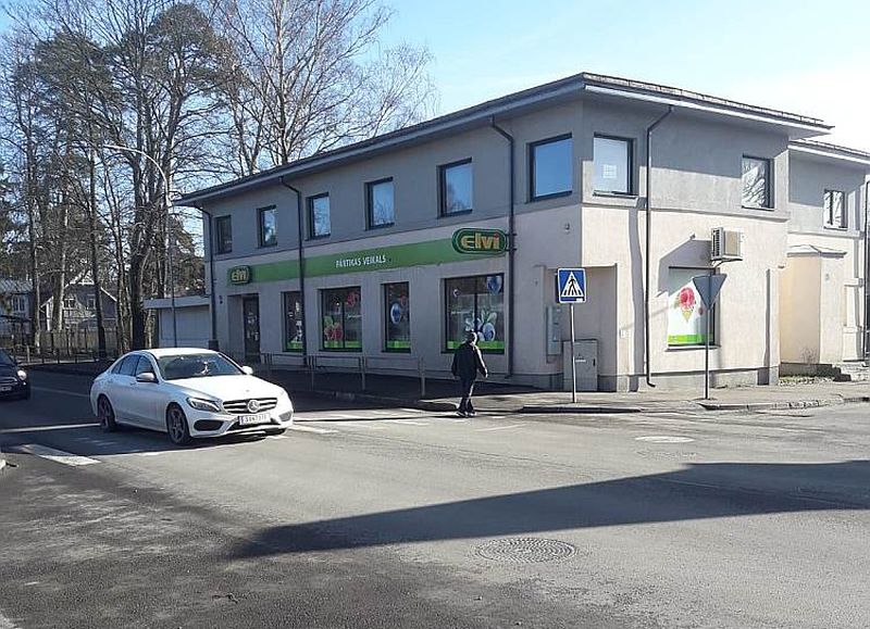 Vecmāmiņa ar mazdēlu izkāpa no autobusa, šķērsoja Kanālu ielu, lai pēc tam pa neregulējamo gājēju pāreju pārietu Mellužu prospektu. No Rīgas puses pa Mellužu prospektu braucošais automobilis pirms gājēju pārejas apstājās, lai gājējus palaistu. No Kanālu ielas izbraukušais “Nissan Qashqai” pagriezās pa kreisi Rīgas virzienā un arī laida gājējus. Taču Rīgas virzienā pa Mellužu prospektu (galveno ceļu) braucošais “Volvo V50” nenoreaģēja uz situāciju, uztriecās nisanam un, raujot stūri pa labi, arī gājējai, kura jau gandrīz bija tikusi ielai pāri.
