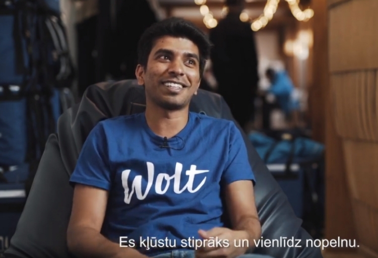 Indietis Kranthi, kurš Latvijā studē inženierzinātni un vienlaiksu strādā par ēdiena kurjeru.