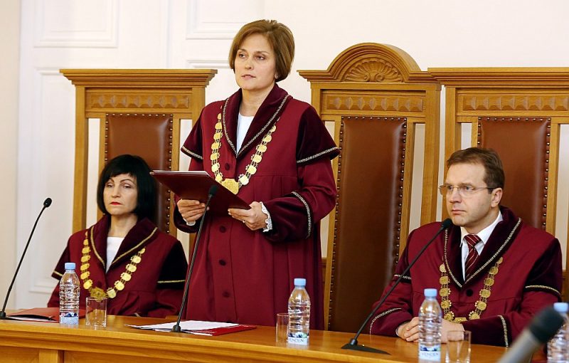 Satversmes tiesa (ST) savā spriedumā norādījusi uz Saeimas likumdošanas procesa brāķi. Attēlā no kreisās: ST priekšsēdētājas vietniece Sanita Osipova, ST priekšsēdētāja Ineta Ziemele un ST tiesnesis Aldis Laviņš.