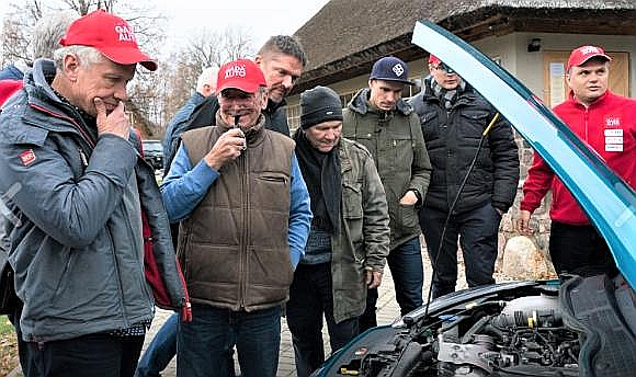 “Gada auto” žūrija pie mazmotora. No kreisās – Juris Petuhovs, Atis Jansons, Jānis Rapa, Boriss Sebjakins, Jānis Baumanis, Jēkabs Ronis, Māris Ozoliņš.