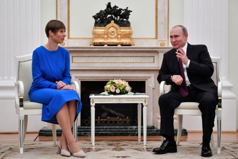Igaunijas prezidente Kersti Kaljulaida un Krievijas prezidents Vladimirs Putins.