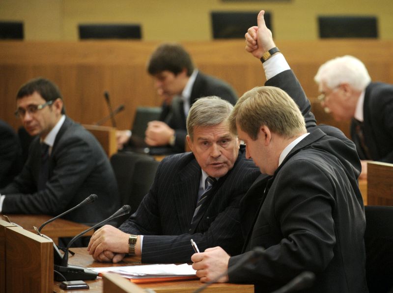Nikolajs Zaharovs (vidū) vienā no Rīgas domes sēdēm.