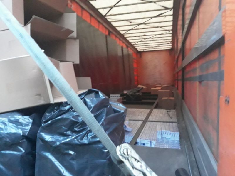 Zemgalē smagās automašīnas piekabes slēpnī uziet kontrabandas cigaretes.