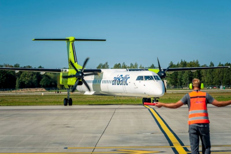 “airBaltic” flotē esošā lidmašīna “Bombardier Q400 NextGen”.
