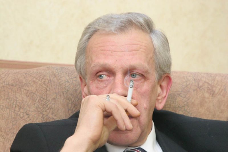 Grūtupa degviela bija kafija un cigaretes, dažkārt viņš izsmēķēja pat divas paciņas dienā. No cigaretes viņš nešķīrās līdz pat mūža pēdējiem brīžiem, lai gan dzīves beigās cieta no smagas slimības.