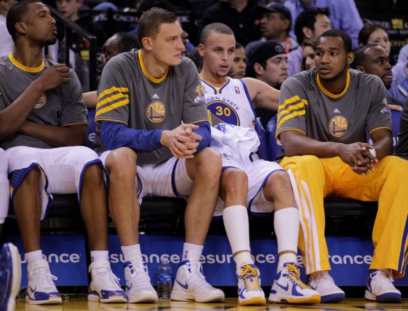 NBA 2012.gada sezona – uz “Warriors” rezervistu soliņa Andris Biedriņš (otrais no kreisās), bet blakus viņam Stefans Karijs (Nr.30).