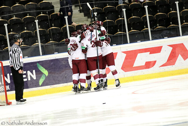 Latvijas U-18 hokeja izlase izcīna pirmo uzaru pasaules čempionātā.