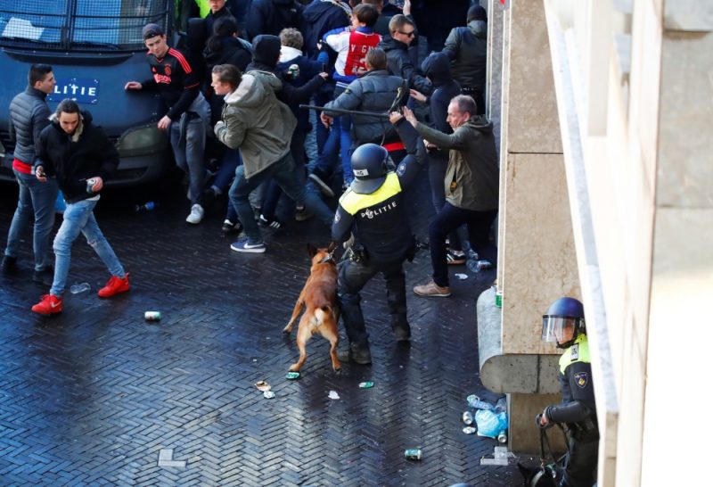 Amsterdamas policijas pārstāvis cenšas nomierināt “Juventus” fanus.