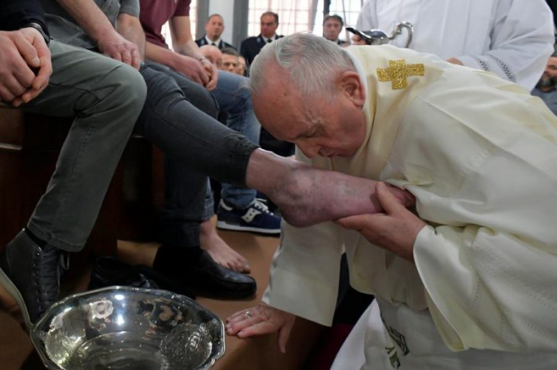 omas Katoļu baznīcas pāvests Francisks, veicot Zaļās ceturtdienas rituālu, cietumā netālu no Romas nomazgājis kājas 12 ieslodzītajiem.