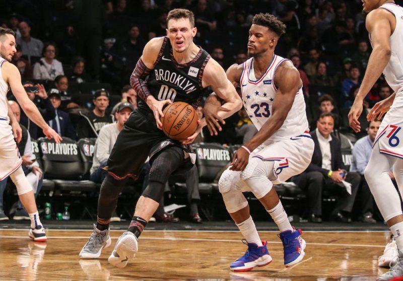 Rodions Kurucs (ar bumbu) pret “76ers: spēlētāju Džimiju Batleru.