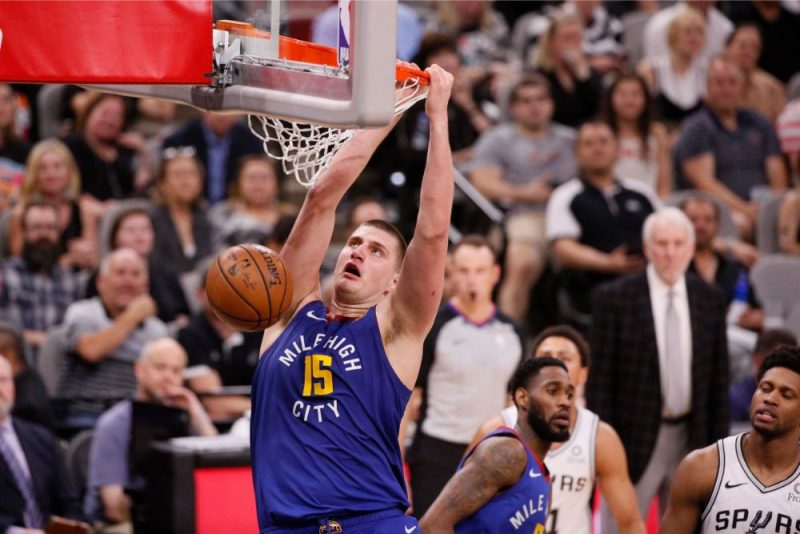 Nikola Jokiča lieliskā spēle neglāba “Nuggets” komandu no zaudējuma.
