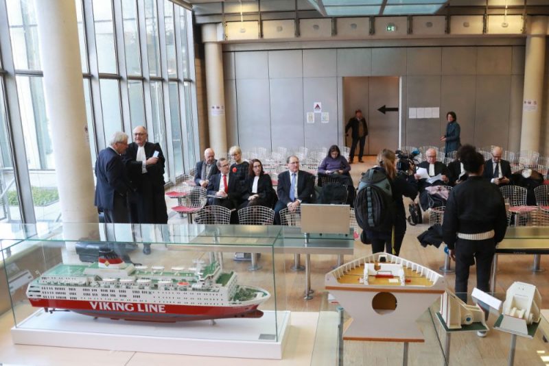 Atbildētājas šai lietā ir Vācijas kuģubūvētava “Jos. L. Meyer Werft”, kurā būvēts prāmis, un Francijas kompānija “Bureau Veritas”, kas bija atbildīga par tā drošību un 1994.gadā bija divas reizes to pārbaudījusi, bet vēlāk gadiem ilgi centusies panākt, lai lieta nenonāk tiesā.