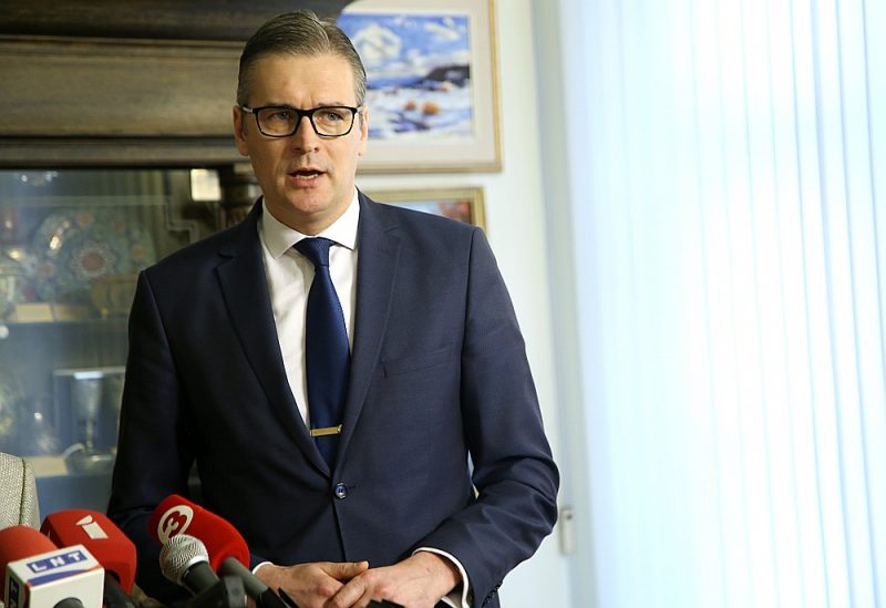 Budžeta un finanšu komisijas priekšsēdētājs Mārtiņš Bondars (“AP”): “Šis budžets ļoti nelielā mērā atbilst jaunās valdības prioritātēm, jo jaunās valdības uzstādījums bija pieņemt budžetu pēc iespējas ātrāk tādēļ, ka virknē jomu – piemēram, sabiedrisko mediju darba nodrošināšanā vai darbam ar latviešu diasporu – budžeta neesamība ir liela problēma.”