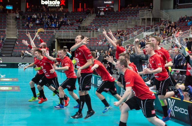 Lielvārdes florbolisti līksmo par čempionu titulu.