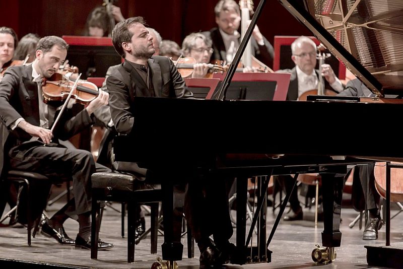 “Orchestra della Svizzera Italiana” Dzintaru koncertzālē muzicēja dzīvīgi, aizrautīgi, ar stila un gaumes izjūtu, un par papildus prieku kļuva izdevība dzirdēt pianista Frančesko Pjemontēzi uzstāšanos.