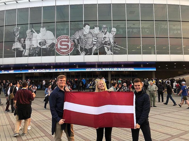 Latviešu studenti ārzemēs Mareks Petrovskis (no kreisās), Katrīna Krieva un Toms Biernis pērnruden apmeklēja Prāgas “O2” arēnu, lai atbalstītu latviešu hokejistus, kuri spēlē vietējā Čehijas čempionātā.