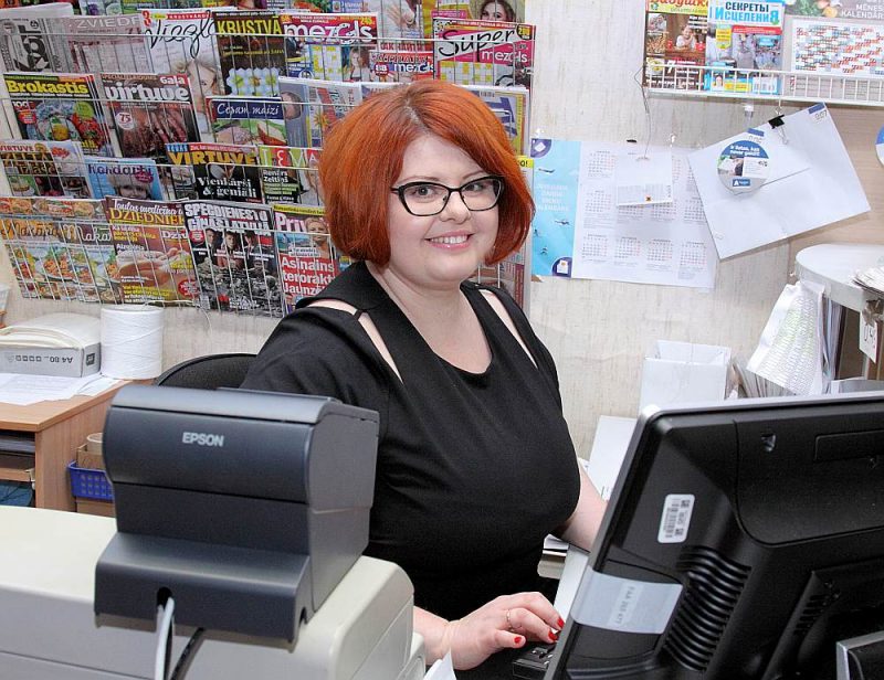 Jaunolaines pasta nodaļas operatore Olga Fedoruka ar lepnumu teic, ka “Latvijas Pasts” ir moderna iestāde.